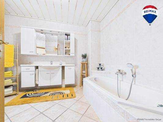 RE/MAX Immobilien DeLux Zweifamilienhaus Wadern-Lockweiler Badezimmer