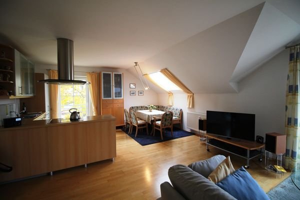 Wohnraum mit EBK und Essplatz