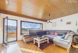 Wohnzimmer mit Kamin im Obergeschoss