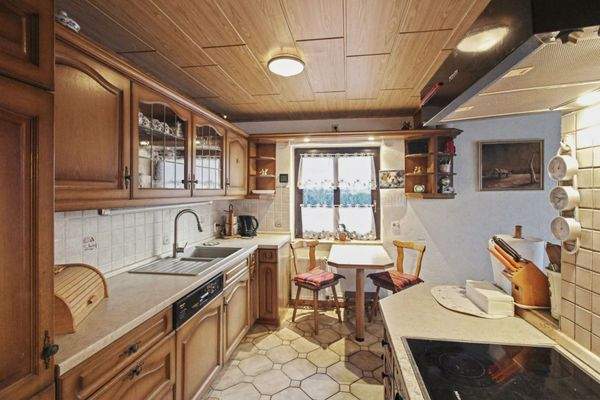 gro?e K?che mit offenem Zugang zum Wohn- und Essbereich