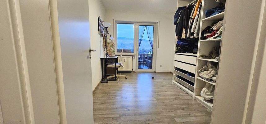 Schlafzimmer / Zugang Balkon