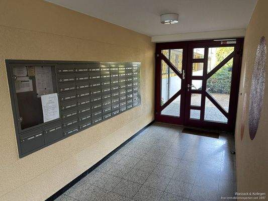 Heller Eingangsbereich & Briefkästen