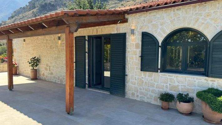 Kreta, Kournas: Malerisches Steinhaus mit bezauberndem See- und Meerblick zu verkaufen