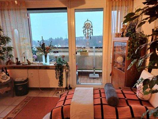 Wohnzimmer und überdachter Balkon