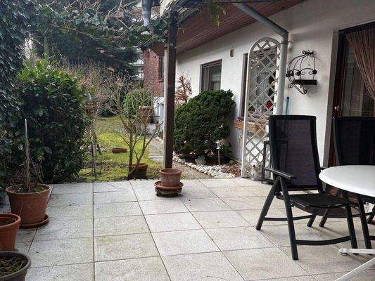 
Teilüberdachte Terrasse vor dem Wohnzimmer