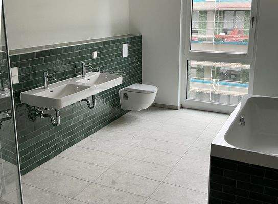 Bad mit Wanne + Dusche + Fenster