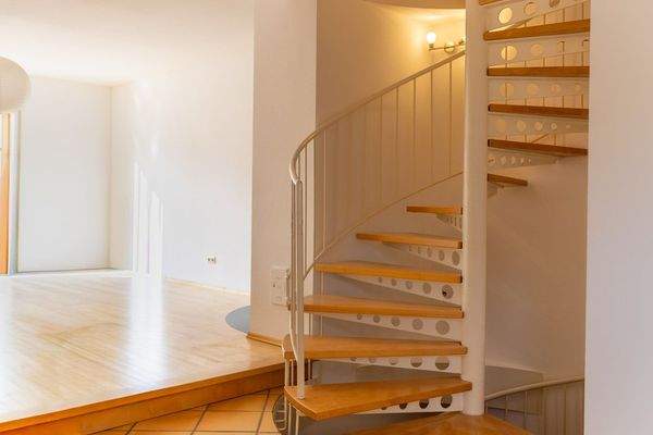 Licht, Holz & Wohngenuss – Charme pur auf drei Etagen mit Schwedenofen und stilvoller Wendeltreppe