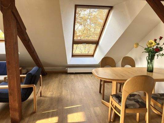 Essberereich mit Balkonfenster