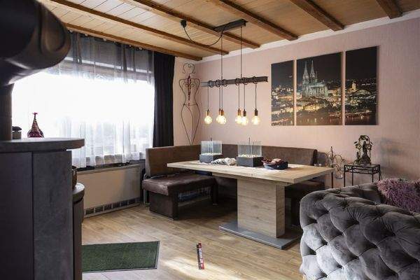 helles und großes Wohnzimmer im Anbau