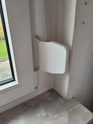 viele Fenster mit Rollos