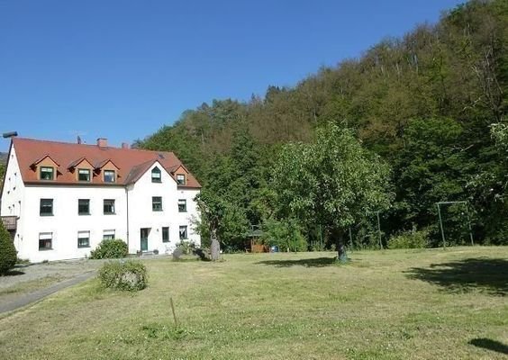 Grundstück, Wiese und Wohngebäude