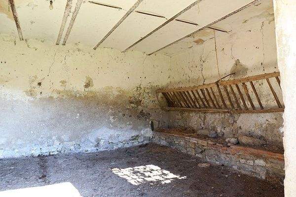 Restaurierungsbedürftiges Bauernhaus mit Nebengebäude in einmaliger Lage