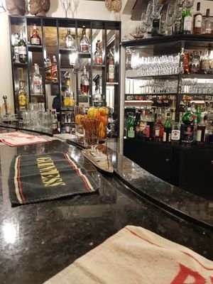 Theke mit Wasserrinne