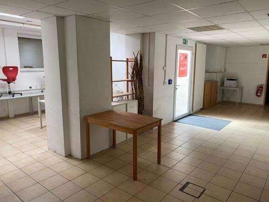 mgl. Foyer, Eingang, Café