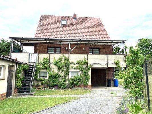 Traufseite mit Zufahrt zur Garage