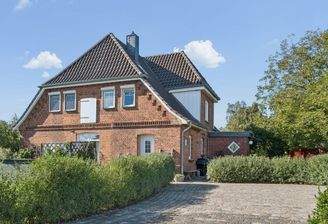 Hausansicht mit gepflasterter Zufahrt