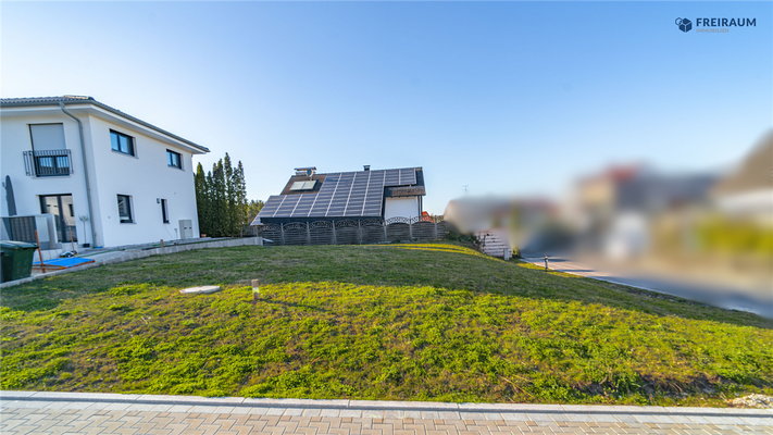 Weitwinkelansicht auf das Grundstück