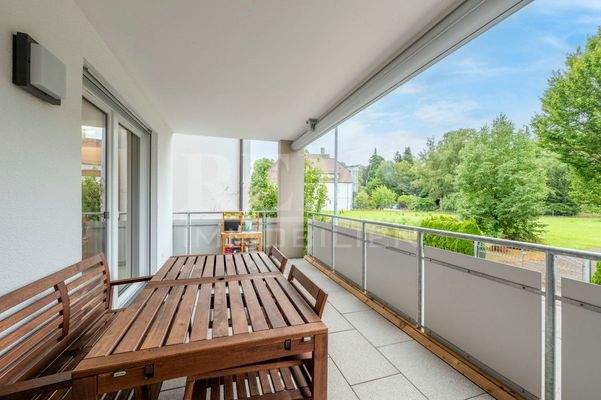 Überdachter Balkon mit Markise
