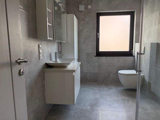 Modernes hochwertiges Duschbad EG