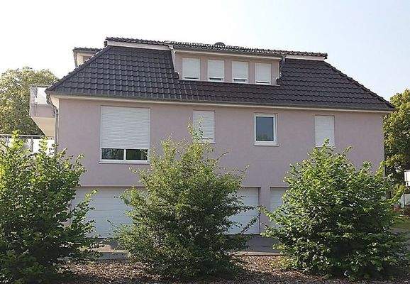 Baujahr 2015 mit 5 Garagen im EG