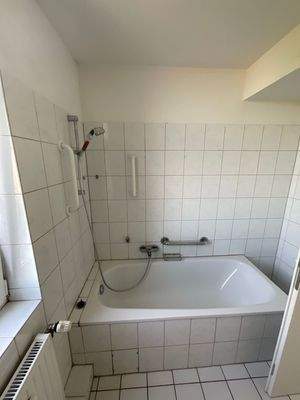 Duschwanne weiß gefliest.jpg