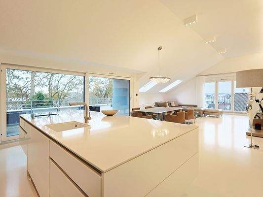 Luxuriöse Kochinsel mit Blick in den Wohnbereich