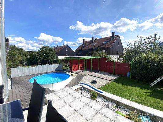 Blick von der Terrasse auf den Pool