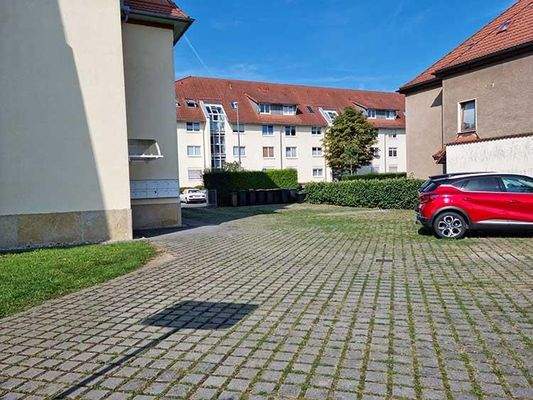 Zufahrt ins Grundstück / Pkw-Stellplätze