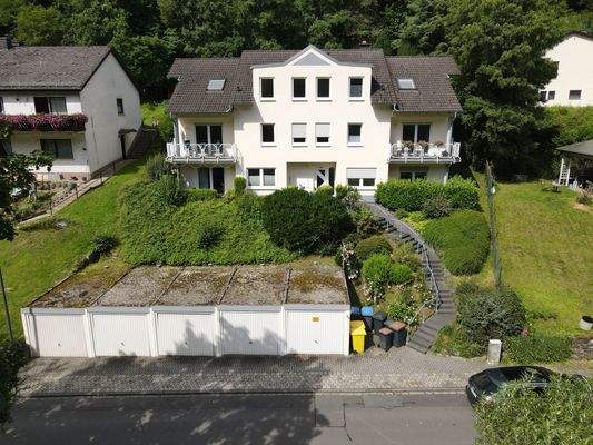 Vorderansicht mit Garagen.JPG