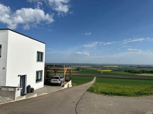 Eingangsbereich und Stellplatz