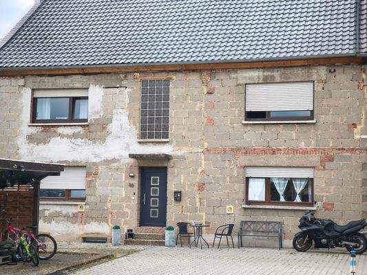 Vorne mit Hoffläche