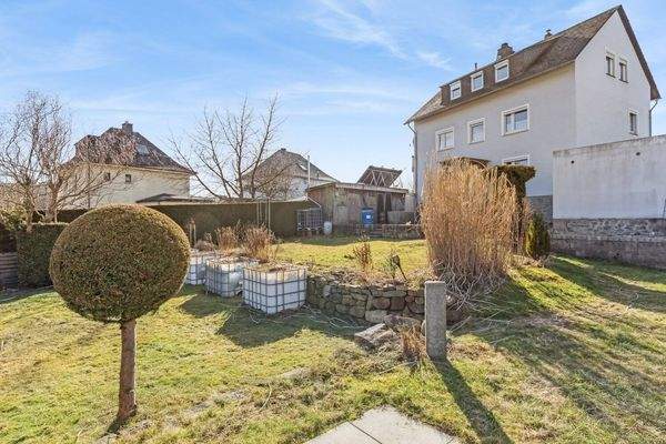 Garten und Südansicht