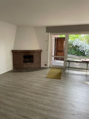 Wohnzimmer mit gemauertem Kamin