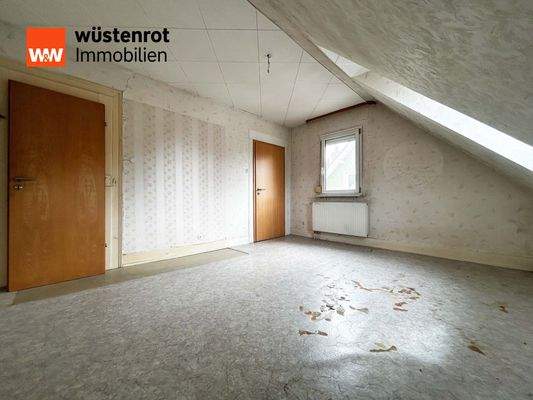 OG Schlafzimmer I: Türen, Fenster, Licht – ein Zimmer im Wandel, bereit für einen neuen Anstrich des Lebens