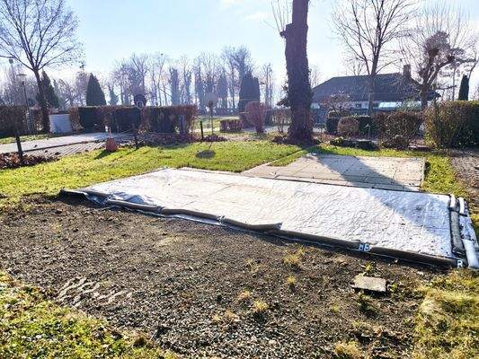 Schön viel Platz für den Wohnwagen oder das Wohnmobil (vorne, die geschotterte Fläche). Mittig ist der Platz für das Vorzelt (abgedeckte Fläche)