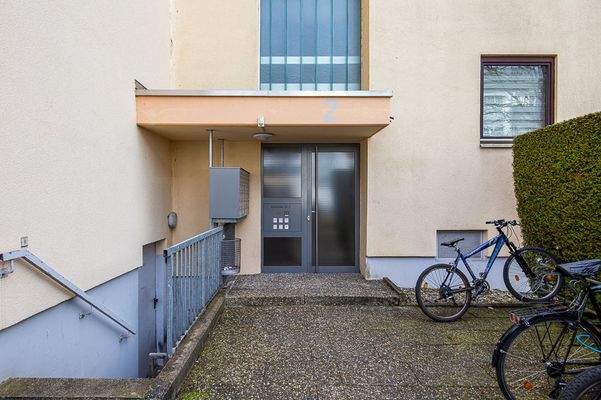 Eingang und Kellerzugang