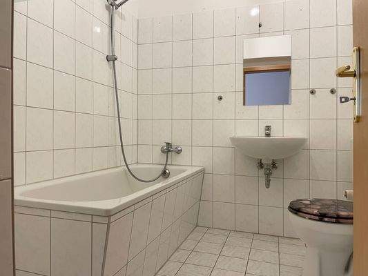 innenliegendes Bad mit Wanne.JPG