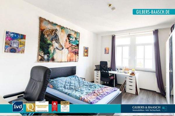 Helles Schlafzimmer mit großen Fenstern-Titel