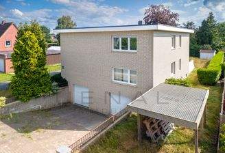Außenansicht mit Garagenzufahrt und Carport