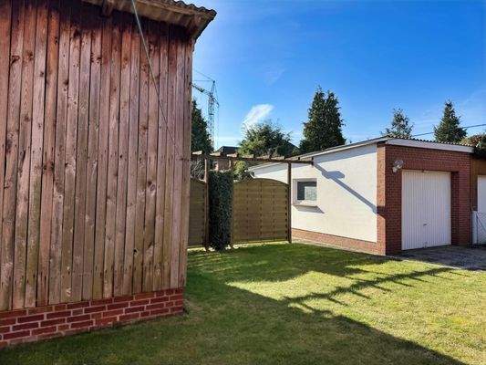 Schuppen nebst Garage