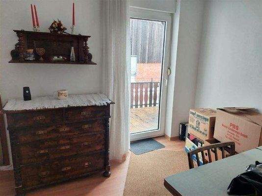 Durchgangszimmer mit Balkon