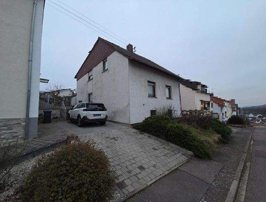 Vorderansicht von links