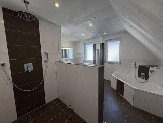 Regendusche und Badewanne