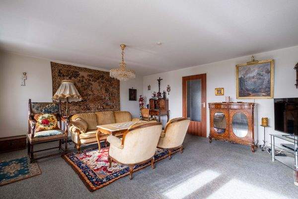 geräumiges Wohnzimmer