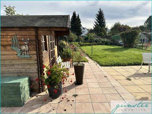 Terrasse mit Gartenhaus