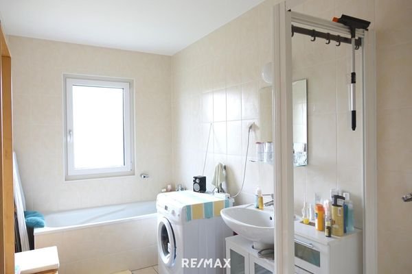 Badezimmer mit Wanne und Dusche