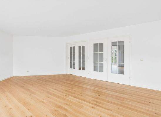 Renovierungsbeispiel Wohnbereich (Boden neu, Türen weiß lackiert)