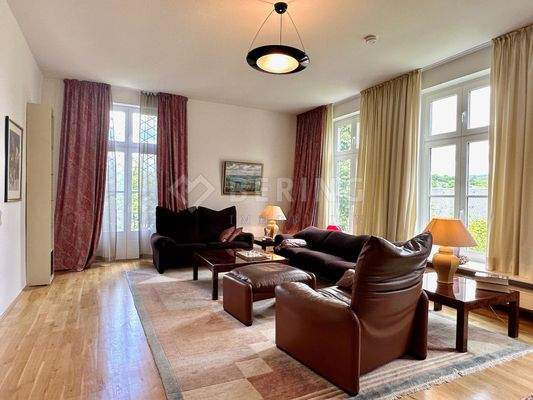 Mit Treppe in den Garten