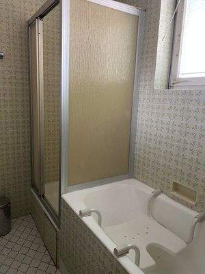 Bad mit Wanne, Dusche, Bidet und Waschbecken