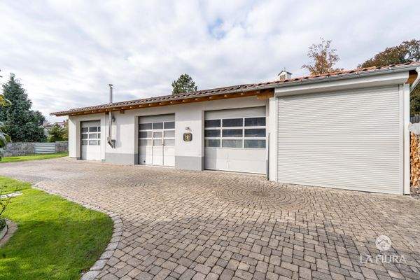 Hof mit Garagenanlage